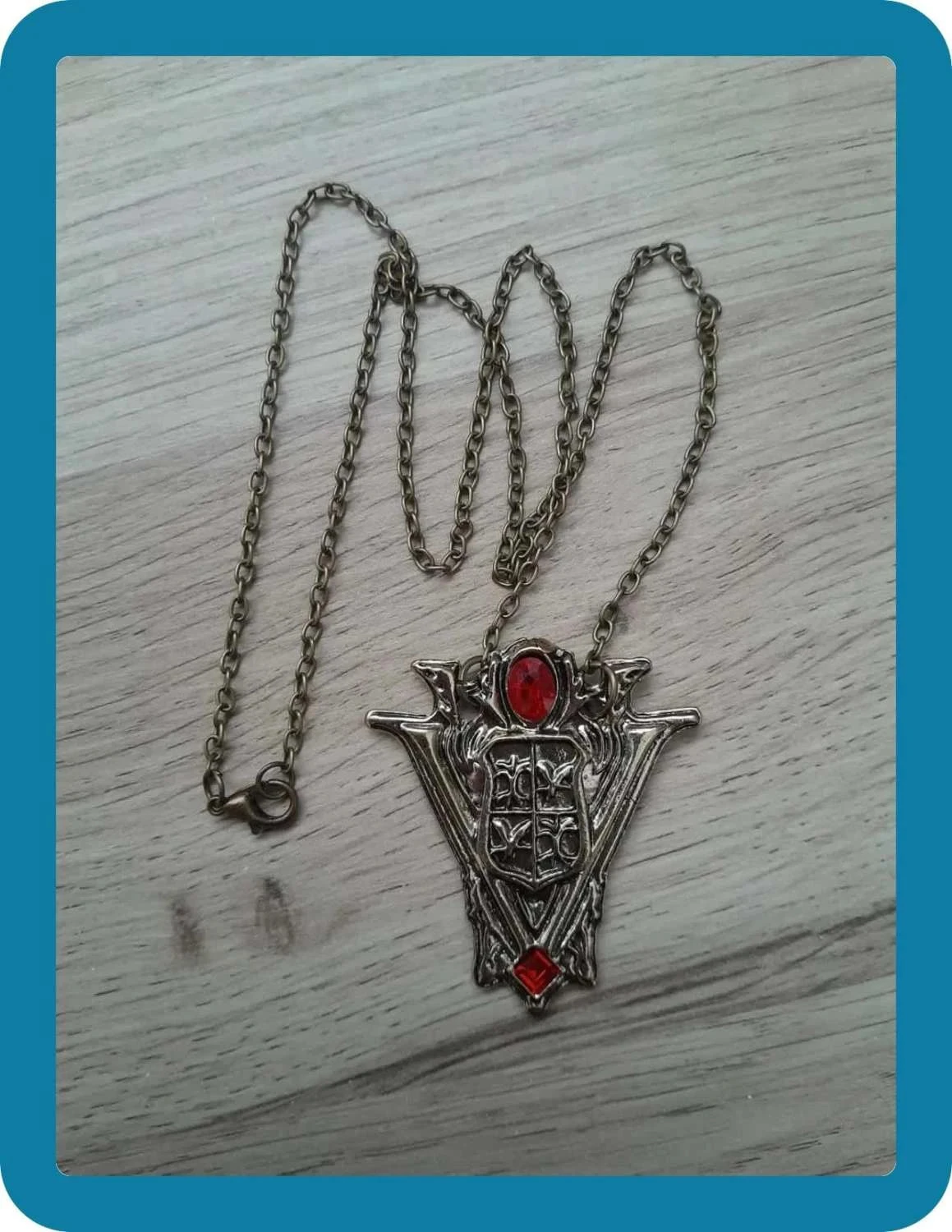 Collier pendentif qui représente la Famille Volturi dans la saga twilight.